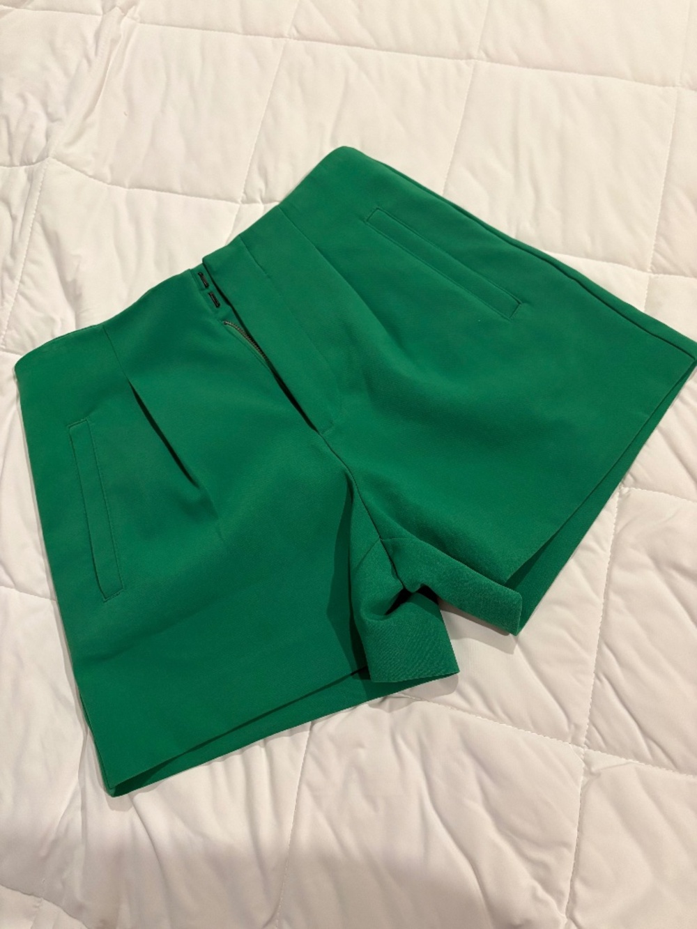 Green tailored short